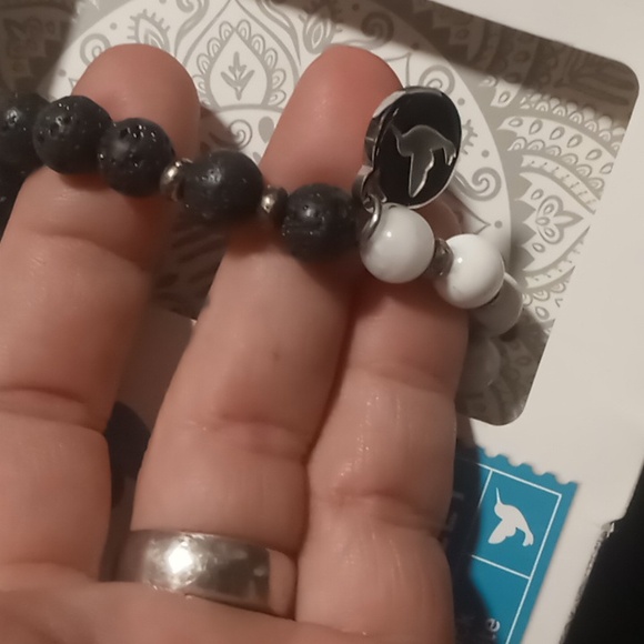 Howlite and lava rock essential oils bracelet .new in box - Picture 3 of 8
